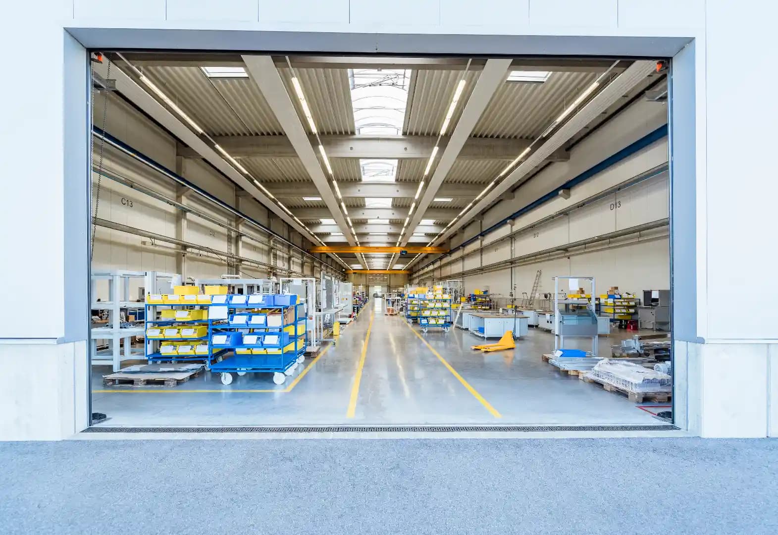Blick in eine Produktionshalle mit gewerblichen Türanlagen